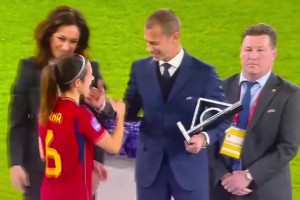 不敢了！欧足联主席给西班牙女足颁奖时隔空亲吻