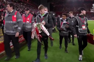 又一批小孩哥！利物浦主场由球童展示联赛杯冠军奖杯！