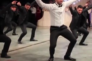很有气势！恰尔汗奥卢跳土耳其传统民间舞蹈