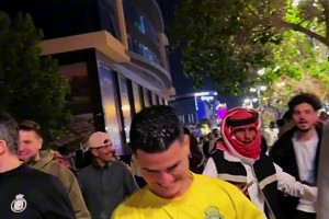 C罗模仿者受到沙特球迷追捧，街上模仿经典庆祝