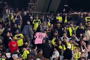 一位球迷在纳什维尔球迷区高举梅西球衣，真不怕挨揍