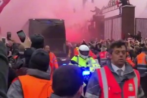 场面壮观！曼城大巴车在利物浦大街上，红色烟雾笼罩