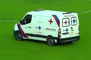 离大谱！巴西地方联赛中途救护车突然闯入赛场！