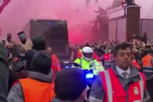 利物浦VS曼城，现场跟过年一年，曼城大巴进场遭嘘声
