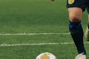 细看欧冠劳塔罗的失点，是支撑脚把球震起来导致踢飞？