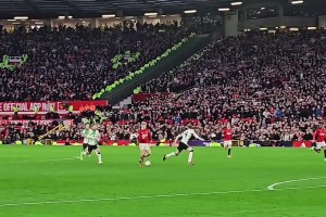 多个球迷视角欣赏下曼联读秒绝杀利物浦，阿玛德破门