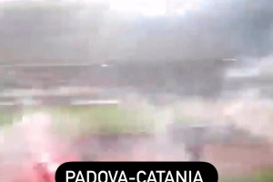 战场，意丙帕多瓦与卡塔尼亚比赛爆发大规模球迷冲突