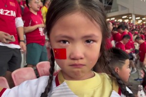 国足战平新加坡把小女孩整哭了！爸爸：她说我骗她！