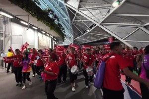 新加坡球迷一路高歌，国足球迷五味杂陈