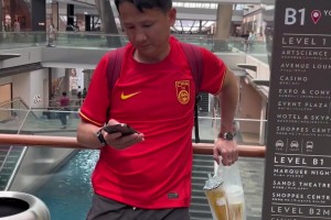 在新加坡偶遇退钱哥，不知道他看完国足比赛心情如何？