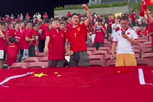 国足战平新加坡，赛后球迷大喊：上王大雷，上王大雷！