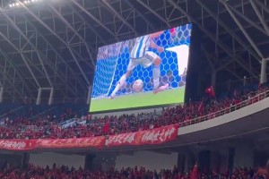 那是我们的梦想！国足主场大屏幕播放阿根廷夺世界杯集锦