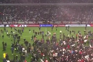 格鲁吉亚队史首次闯入欧洲杯，球迷陷入疯狂冲入场内共同庆祝