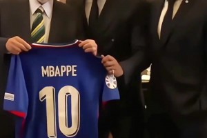 真有面！马克龙赠予巴西总统卢拉姆巴佩法国队新主场球衣