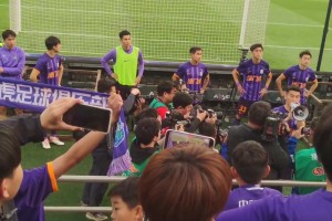 天津津门虎不敌成都蓉城，赛后队长王秋明和球迷谈话有些哽咽