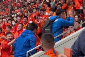 现场的山东球迷齐喊：上海只有申花队！