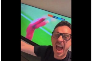 曼联球迷晒内维尔庆祝视频：当阿森纳和曼城都被淘汰后的我