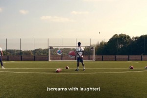 萨卡、贝林厄姆通过足球一起玩Pokémon游戏