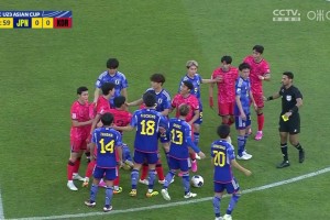 韩国球员暴力飞铲，日本球员不干了发生冲突