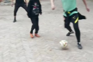 孙继海在新疆喀什古城陪小朋友踢球：这或许就是足球本该有的样子