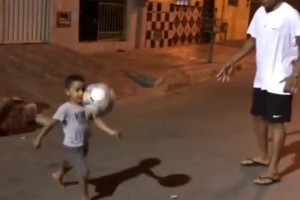 巴西夜晚的街头，足球精灵在翩翩起舞