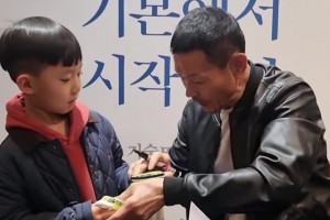 孙兴慜父亲给儿子粉丝签名，网友：这绝对是一个严格的父亲