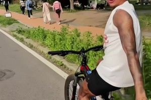 林加德在韩国街头骑自行车，享受生活