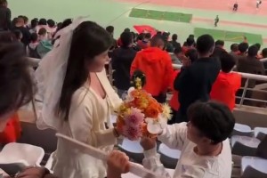 现场高呼：嫁给他！泰山队球迷赛后求婚