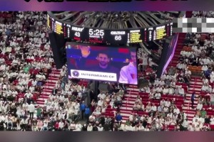 NBA热火队主场大屏捕捉到了梅西等一众好友