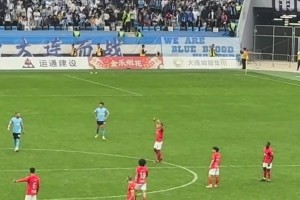 大连球迷晒视频并写道：广州队球员光明正大挑衅主场球迷…