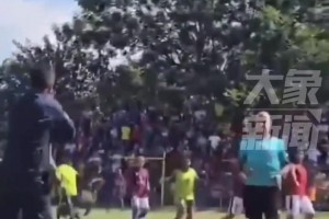 因裁判过早吹响终场哨，巴拉圭足球赛球员追打裁判