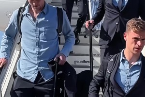 拜仁球员抵达马德里，凯恩一身西装革履