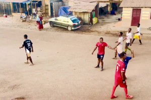 非洲街头足球 不管环境如何都要全力奔跑！