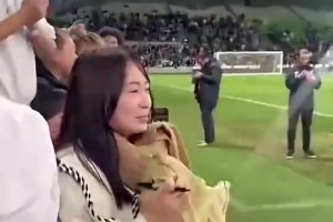 中国女球迷疯狂喊名字，孙兴慜随后将训练服送给了她