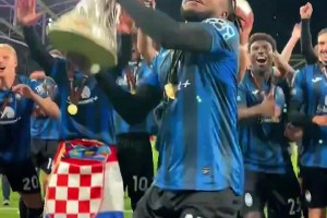 卢克曼帽子戏法闪耀欧联杯，赛后与母亲相拥庆祝