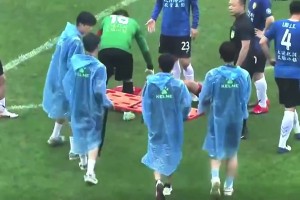  Add chicken legs after the game! The stretcher team was also one of the heroes of Shaanxi United's victory!