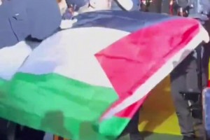 加拉塔萨雷夺冠颁奖仪式，齐耶赫高举挥舞巴勒斯坦国旗