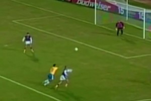 小罗在巴西队的第一个进球就将天赋展现的淋漓尽致