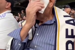 85岁皇马老球迷在伯纳乌看完比赛后直言:虽死无憾!