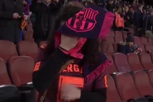 泪奔了！布斯克茨给女球迷送上自己球衣，粉丝当场哭了
