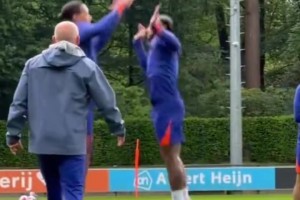 荷兰国家队训练日常：来贴贴，很好的热身运动