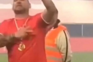 面对尤文球迷挑衅，国米名宿斯内德举起了三根手指回应