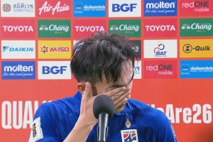泰国球员赛后眼含泪水，不断抹泪