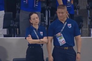 生气但依然优雅！泰国美女足协主席双手抱胸，脸色铁青