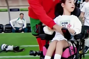 C罗弯腰推着有身体障碍的女球童入场，人品第一位