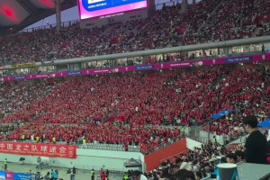  Although the national football team lags behind South Korea! But the cheers of Chinese fans resounded from the World Cup stadium in Seoul!