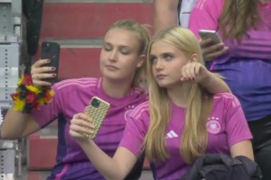 长相清秀！德国美女球迷看台甜美自拍！