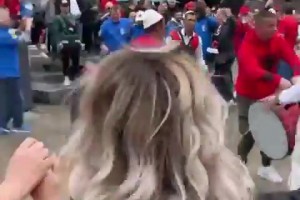 意大利球迷与阿尔巴尼亚球迷一起，跳起阿尔巴尼亚舞蹈