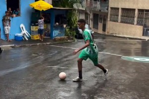 一片街区，一块空地，巴西足球就是这么纯粹