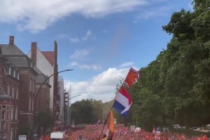 荷兰球迷占领汉堡街头 边唱边跳压迫感十足